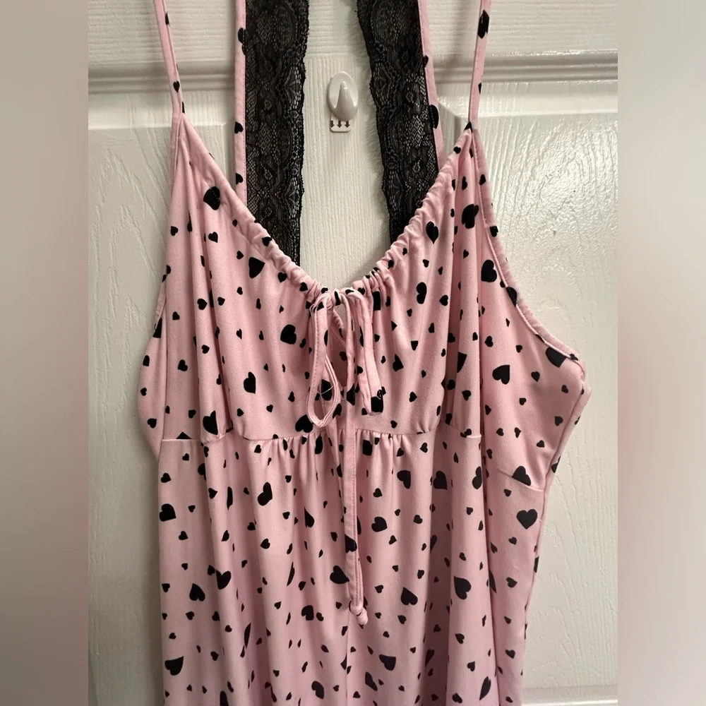 2X (20W-22W) Secret Treasures nightie. Pink with black hearts. Adjustable straps - Picture 2 of 6